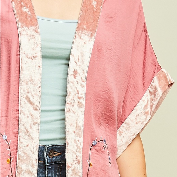 Kimono - Beautiful pink embroidered kimono! - Picture 6 of 7